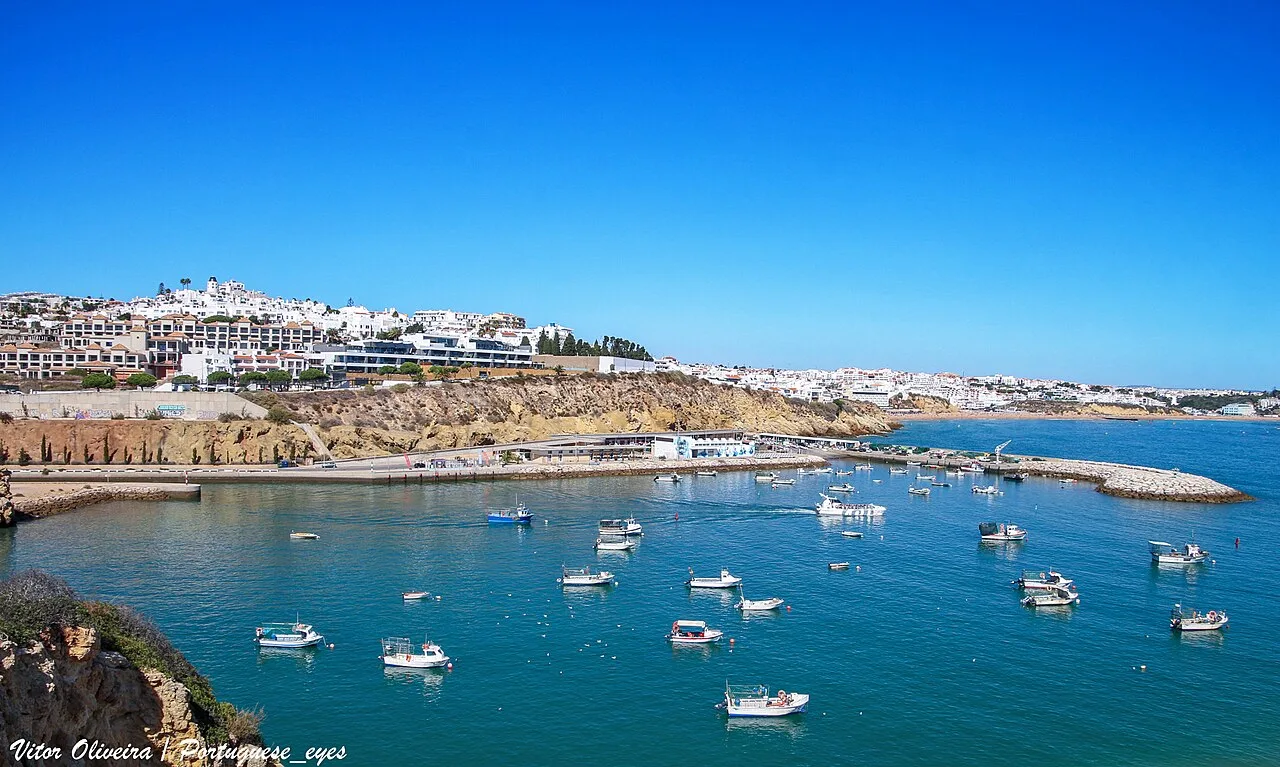 Kleine vissersbootjes in de beschutte haven van Albufeira, met de stad op de heuvel erachter