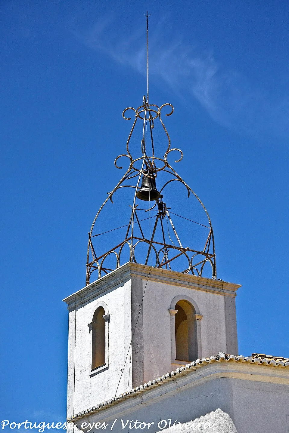 De witte Torre do Relógio in Albufeira met een sierlijke ijzeren kroon waarin de klok hangt