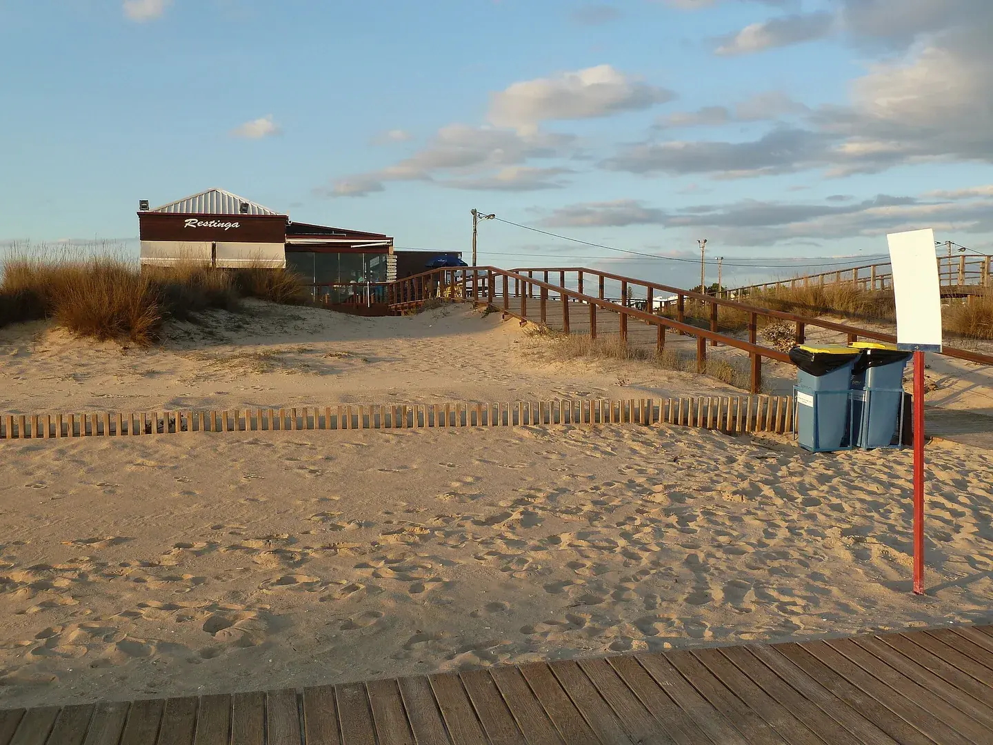 Het brede zandstrand van Alvor aan de monding van de Ria de Alvor