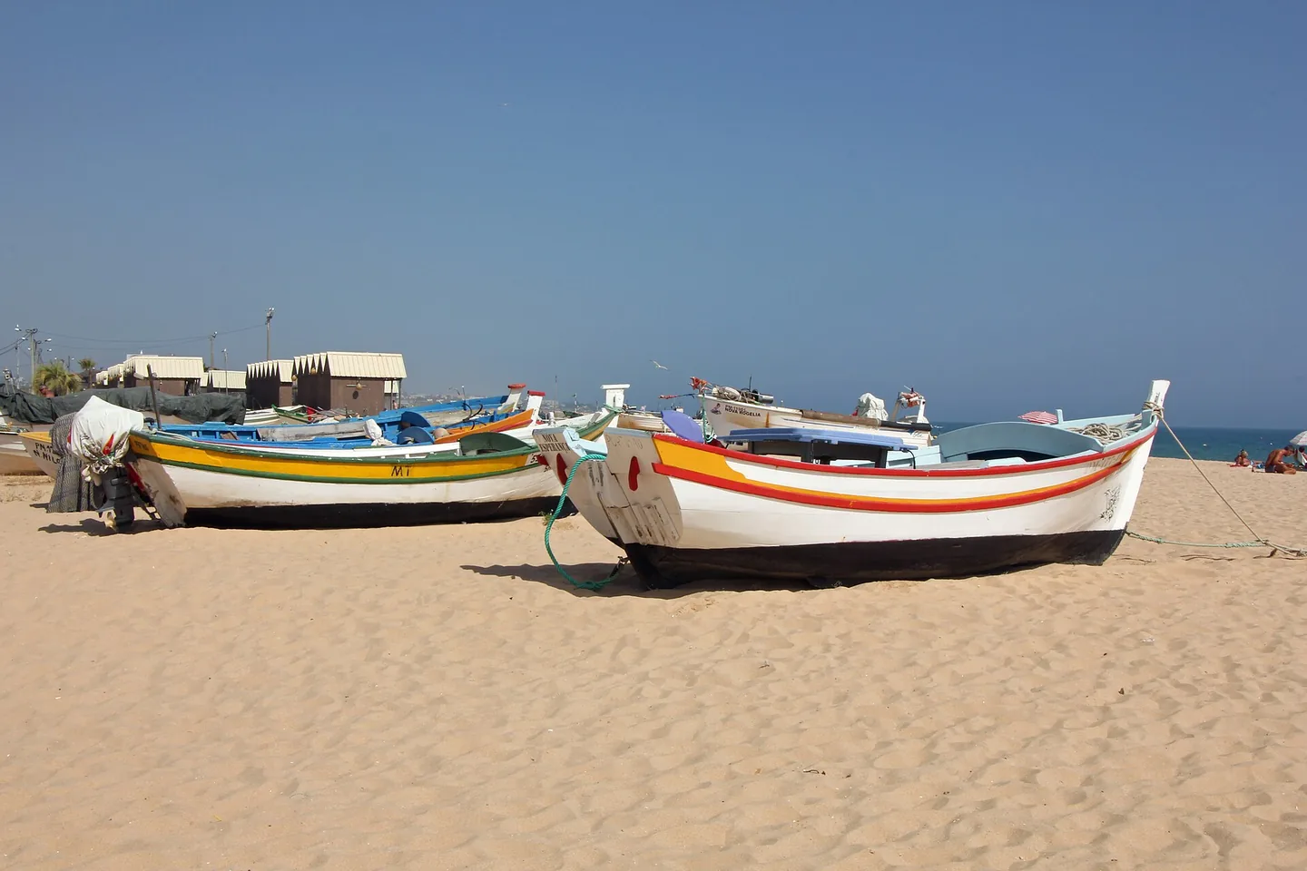 Kleurrijke vissersboten op het strand van Armação de Pêra