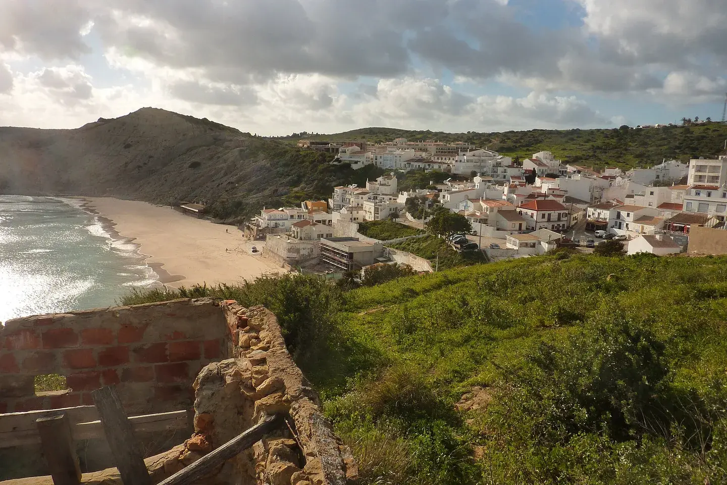 De steile straatjes en het strand van het vissersdorp Burgau