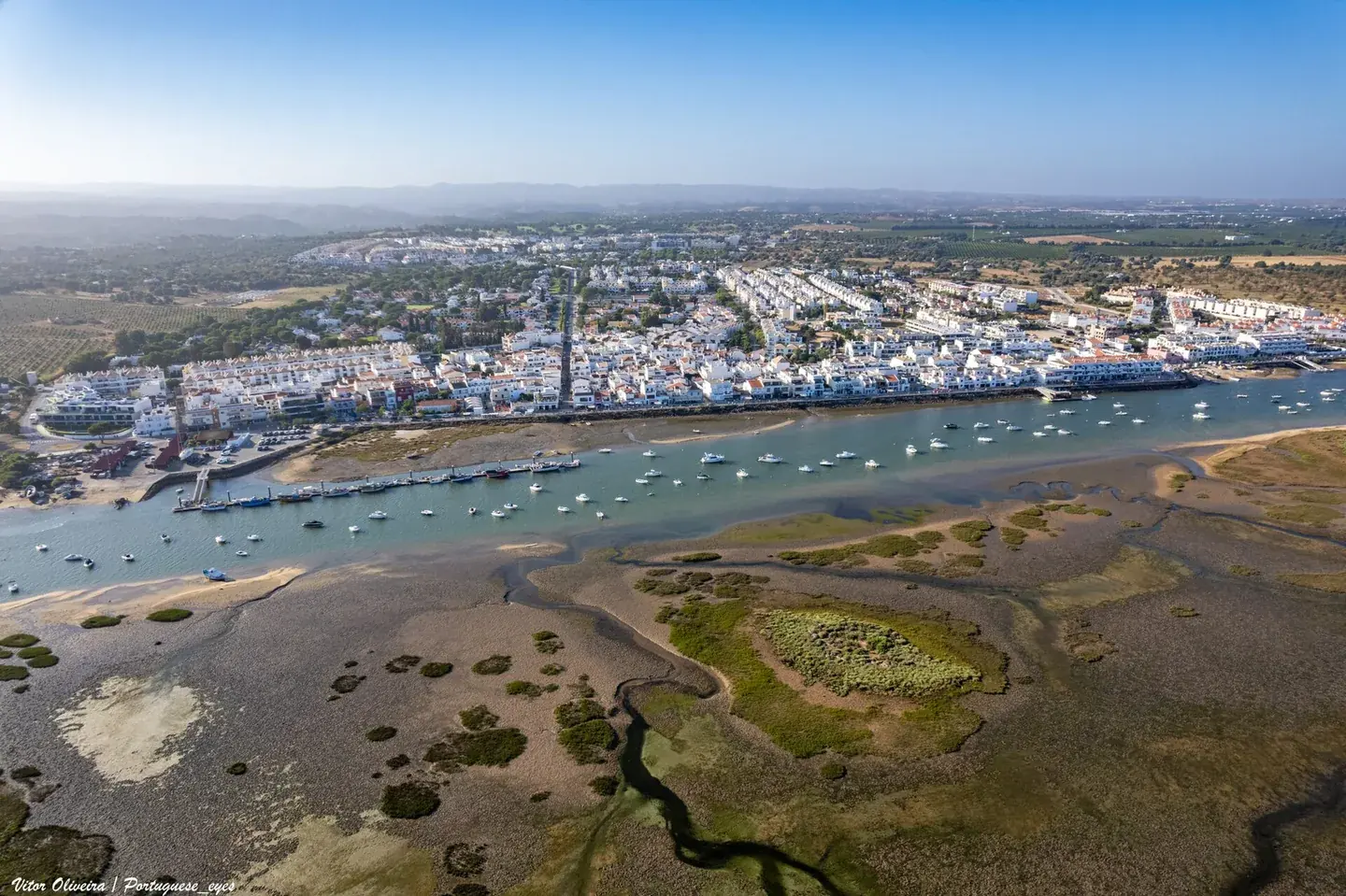 De waterkant met boardwalk van Cabanas de Tavira langs de Ria Formosa