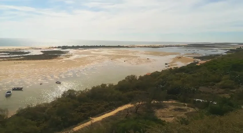 Vissersbootjes die bij eb drooggevallen zijn in de lagune bij Cacela Velha