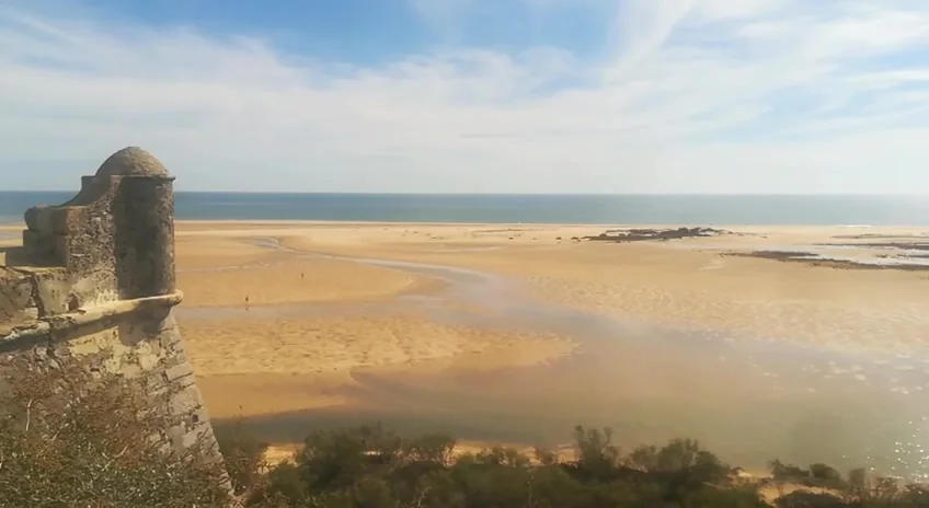 Uitzicht vanaf het oude fort van Cacela Velha over de drooggevallen zandbanken van de Ria Formosa
