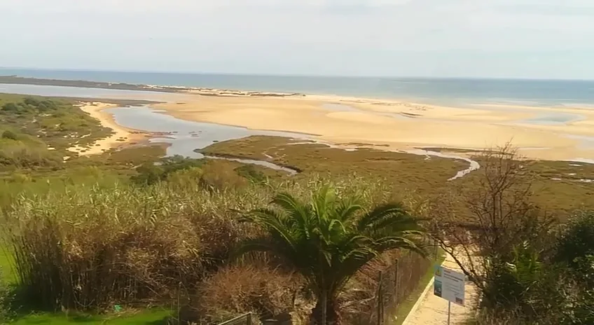 De lagune van Cacela Velha bij laag water met een zandbank die de Ria Formosa van de oceaan scheidt