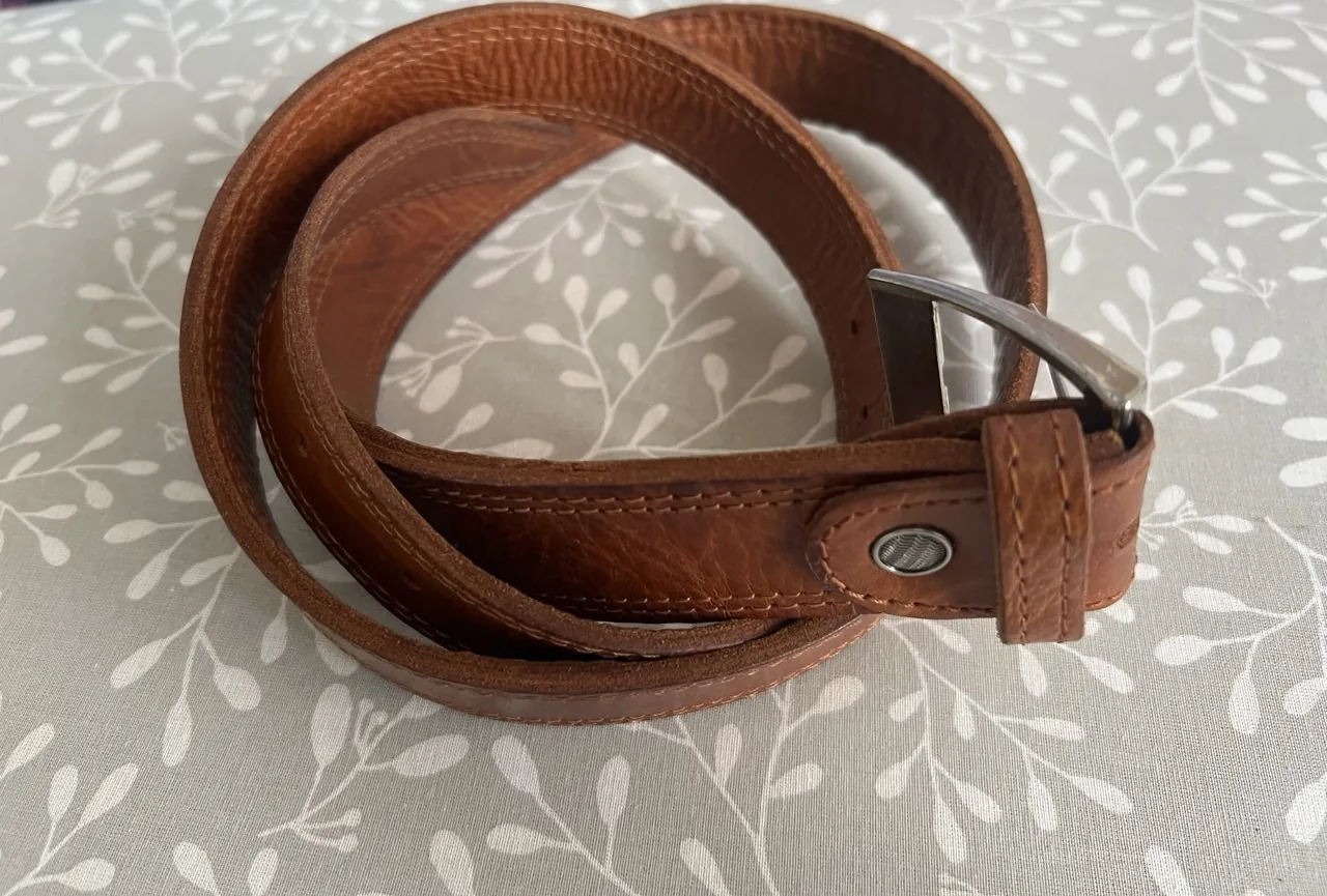 Handgemaakte bruinleren riem met metalen gesp, gekocht bij een ambachtsman in Cacela Velha