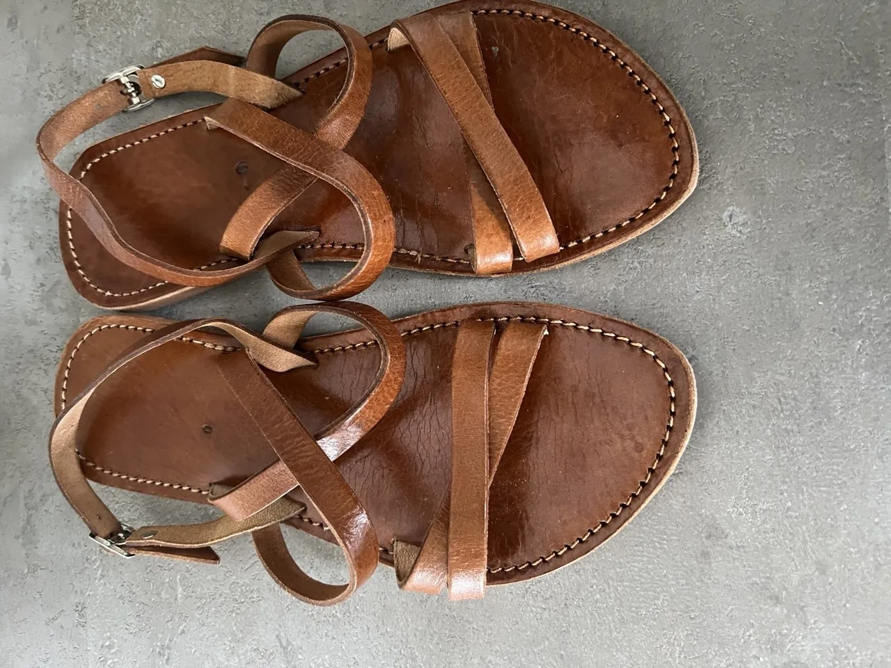 Handgemaakte bruinleren sandalen met gestikte zool, gekocht bij een ambachtsman in Cacela Velha