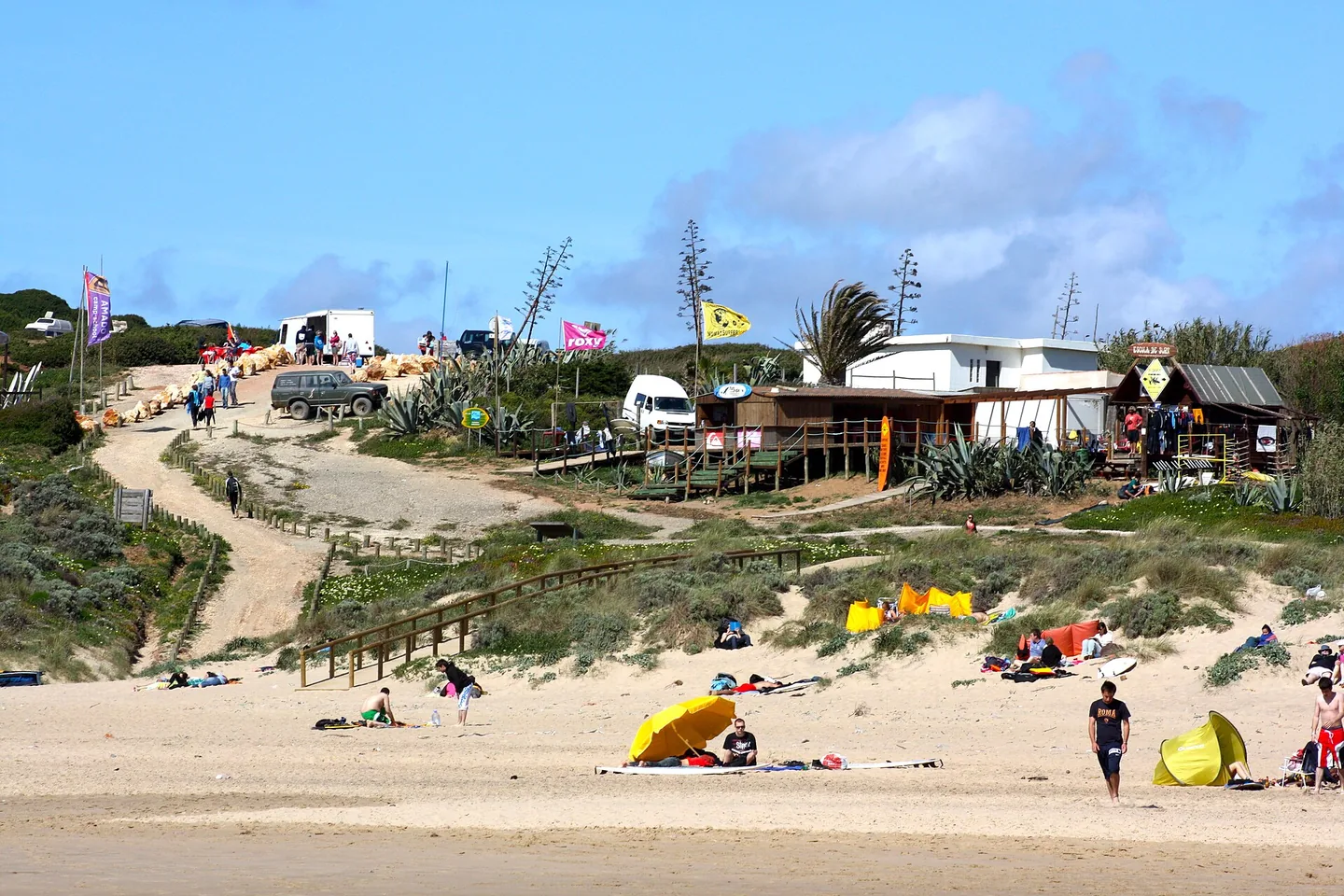 Surfers met plank op het strand van Praia do Amado bij Carrapateira aan de westkust