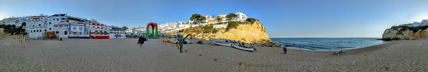 Het baaistrand en de kleurige kliffen van Carvoeiro aan de centrale Algarve-kust