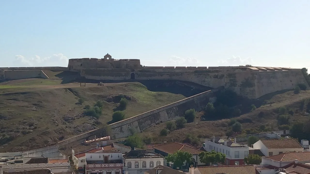 De Forte de São Sebastião op de heuvel tegenover Castro Marim, met de daken van het dorp eronder