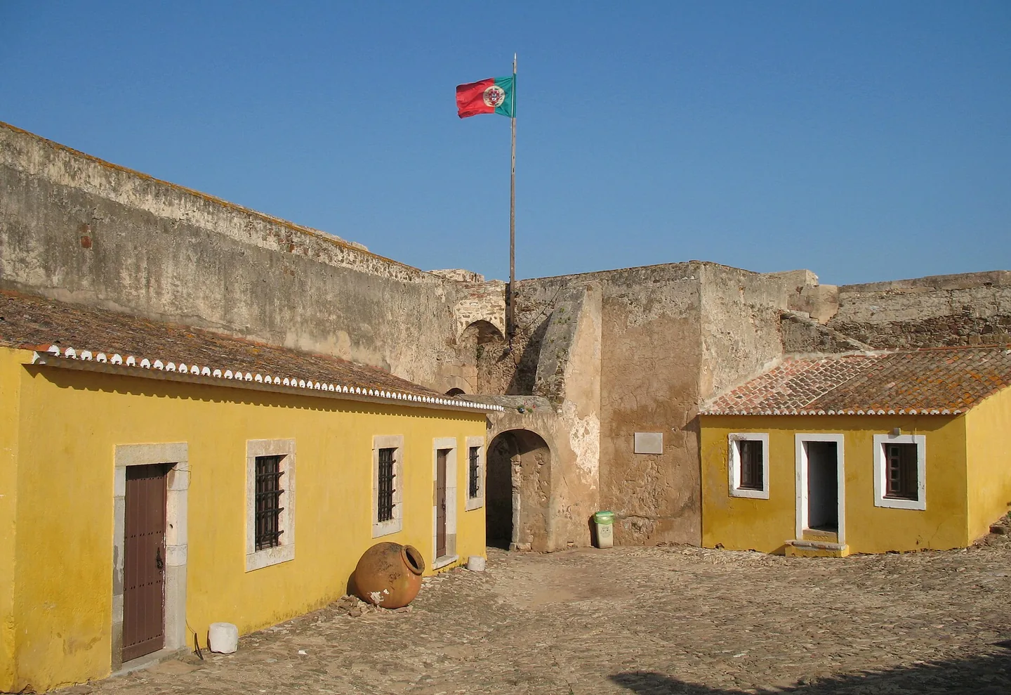 Het middeleeuwse heuvelkasteel van Castro Marim boven de witte huizen