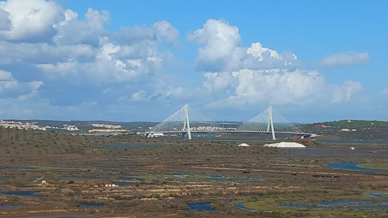 De zoutmoerassen van Castro Marim, met aan de horizon de tuibrug over de Guadiana