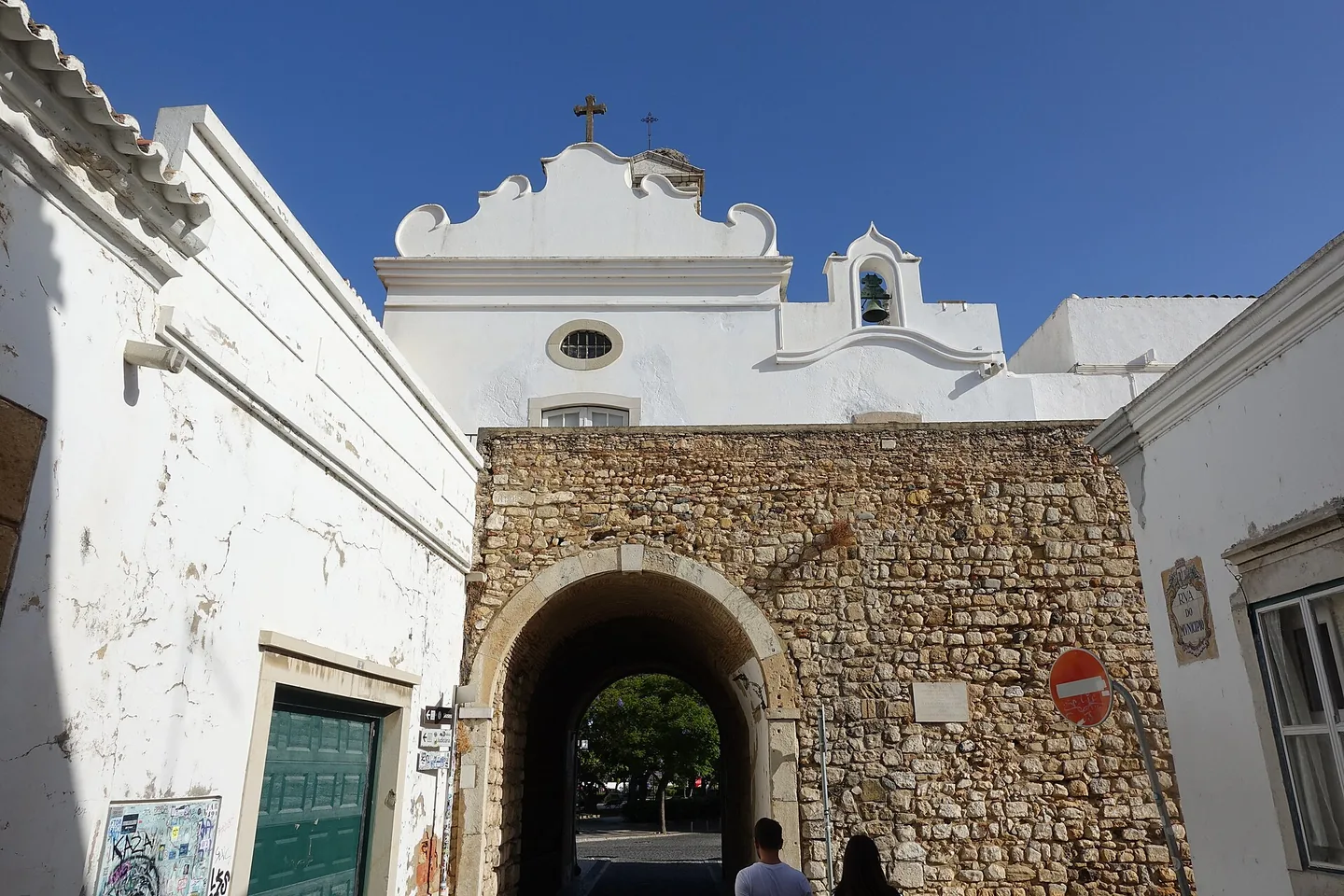 De ommuurde oude stad en kathedraal van Faro