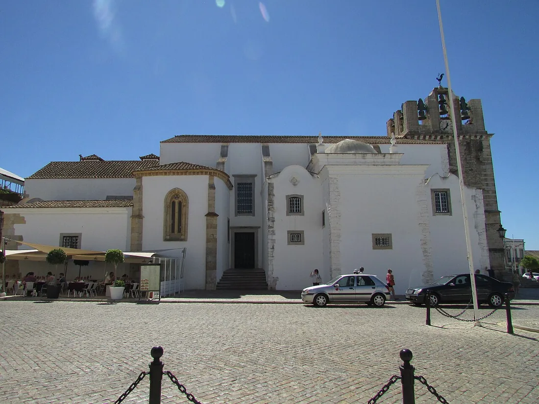 De kathedraal (Sé) van Faro met het plein ervoor in de ommuurde oude stad