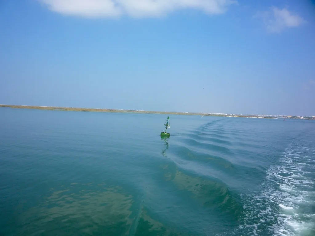 Het lagunelandschap van het natuurpark Ria Formosa bij Faro, gezien vanaf een boot