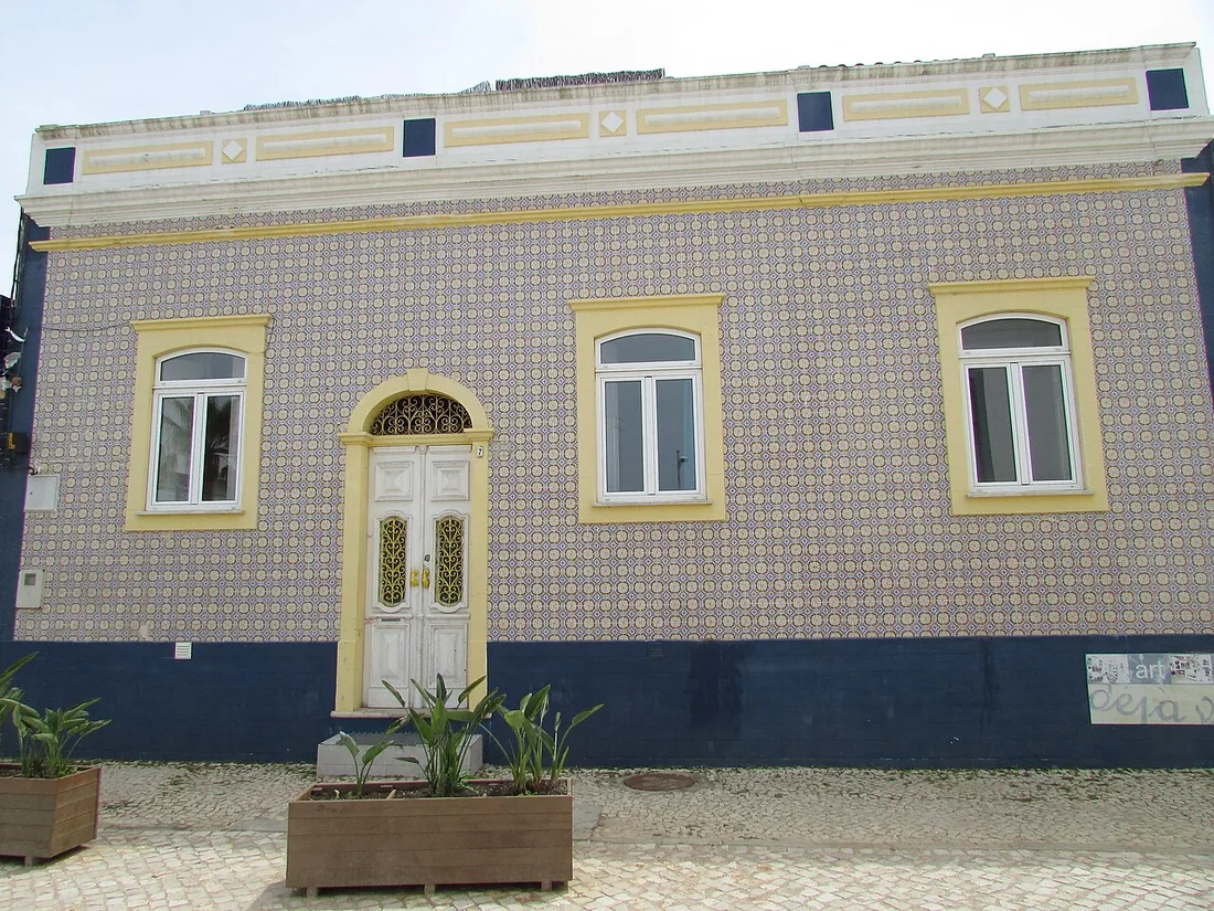 Een met azulejo-tegels beklede gevel aan de Rua 25 de Abril in Ferragudo