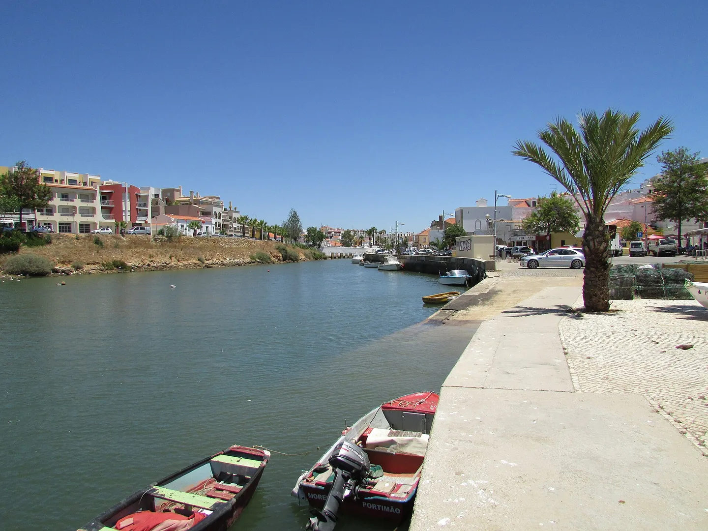 Het witte vissersdorp Ferragudo aan de monding van de rivier de Arade