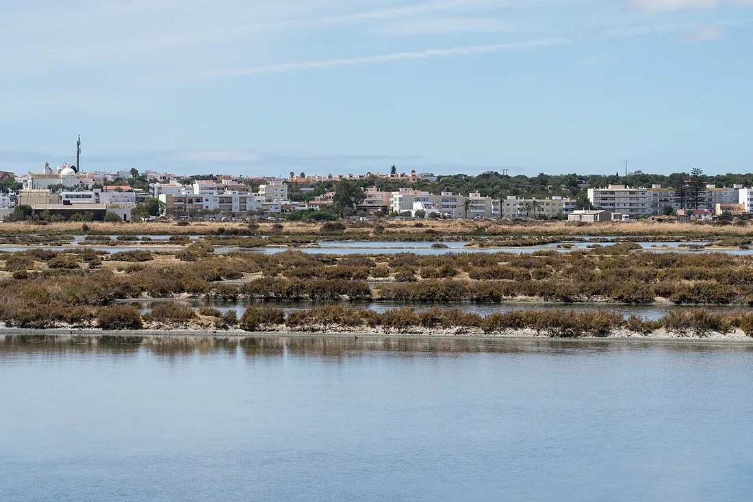 Het dorp Fuseta gezien over de zoutmoerassen en waterlopen van de Ria Formosa