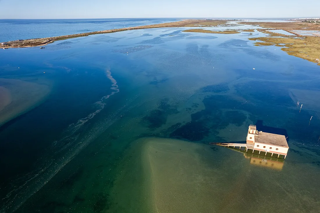 Het oude reddingsstation van Fuseta op palen in de Ria Formosa, gezien vanuit de lucht