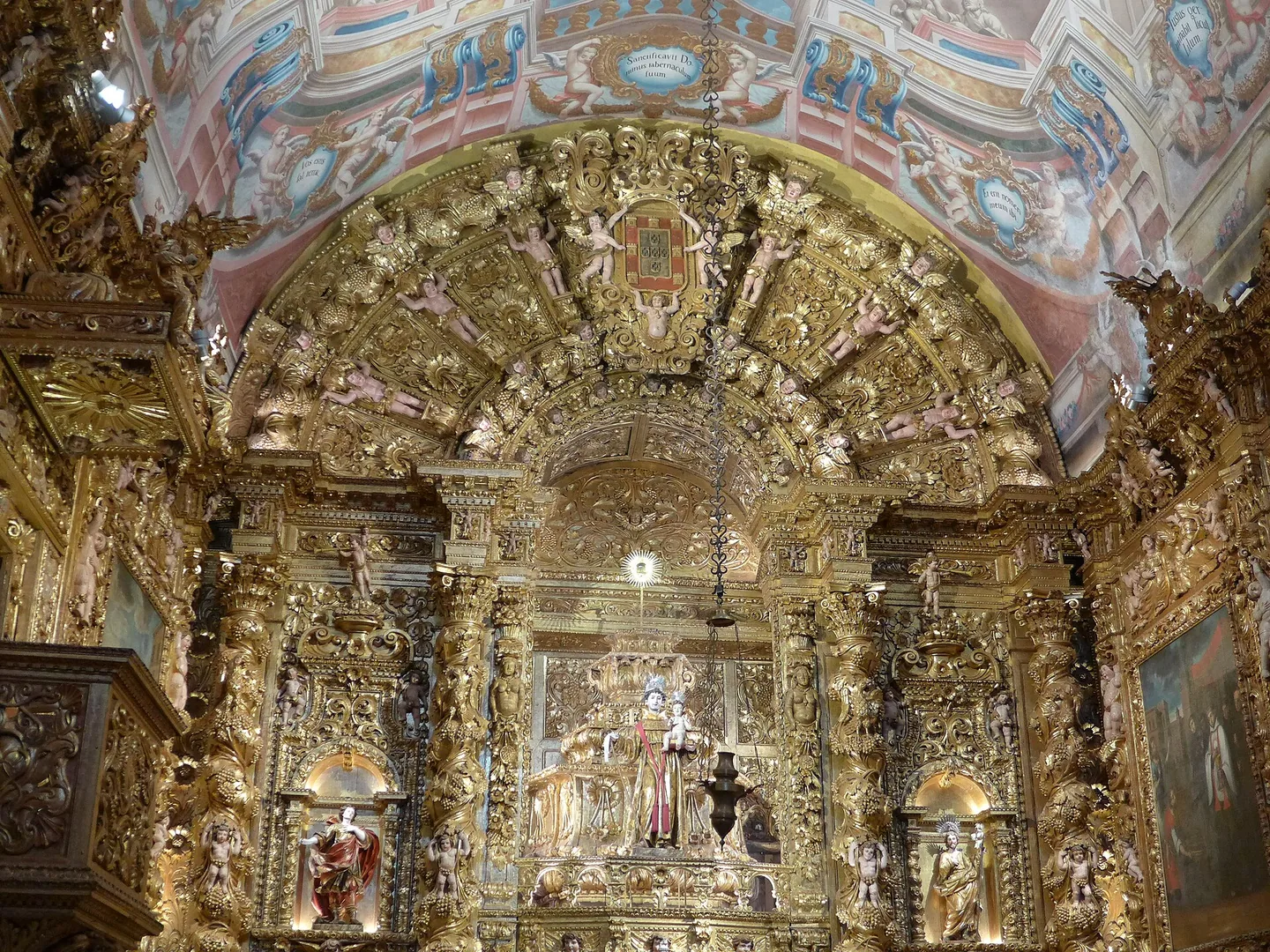 Het met bladgoud overdekte barokke interieur van de Igreja de Santo António in Lagos