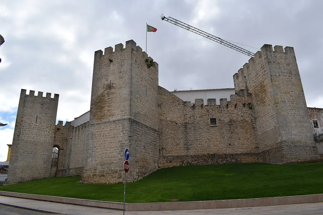 De kantelen en muren van het Moorse kasteel van Loulé