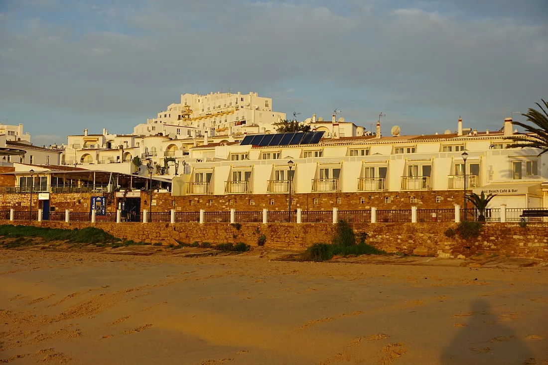 De boulevard Avenida dos Pescadores langs het strand van Praia da Luz