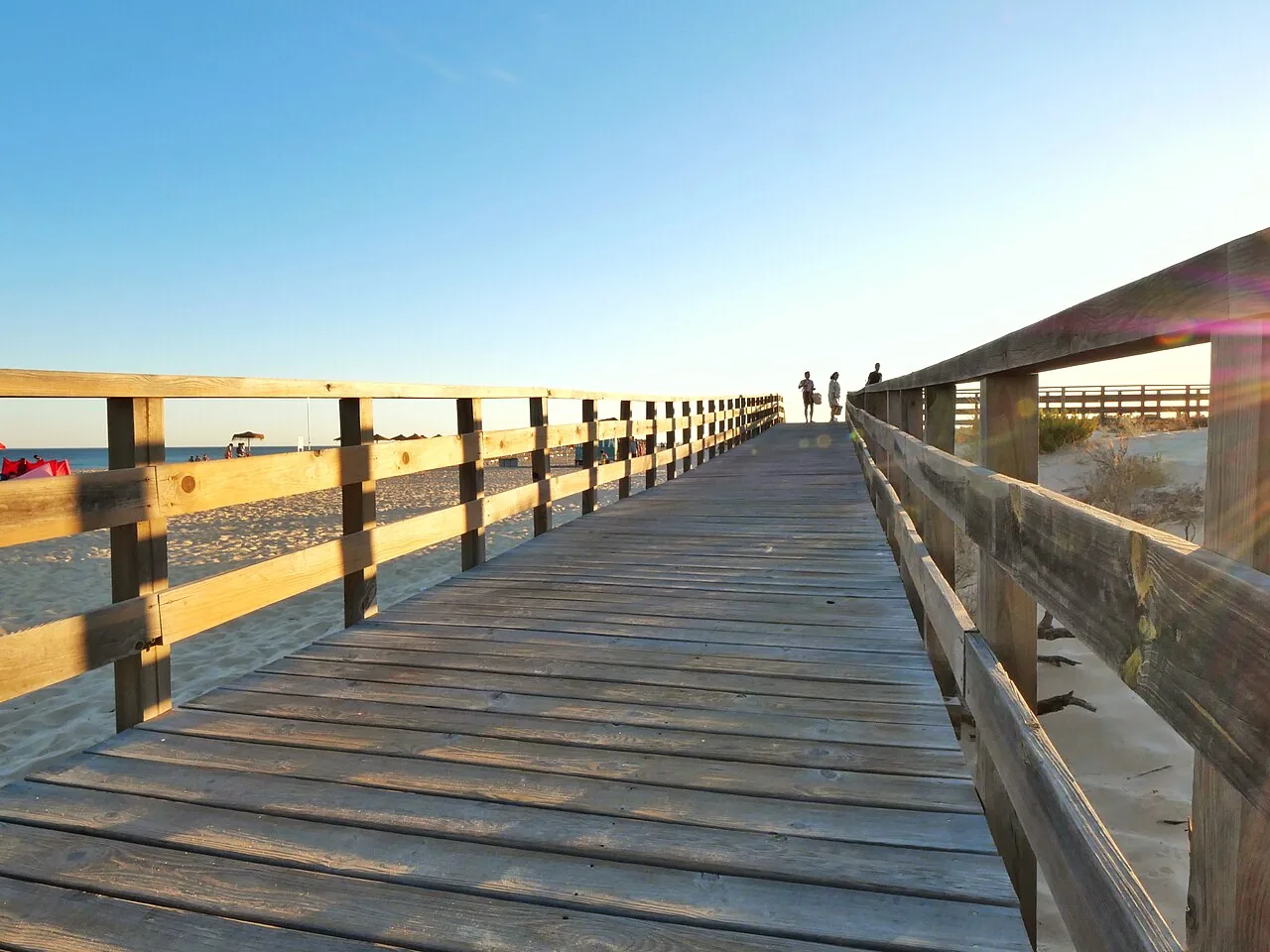 Houten vlonderpad over het duin naar het brede zandstrand van Manta Rota in de oost-Algarve