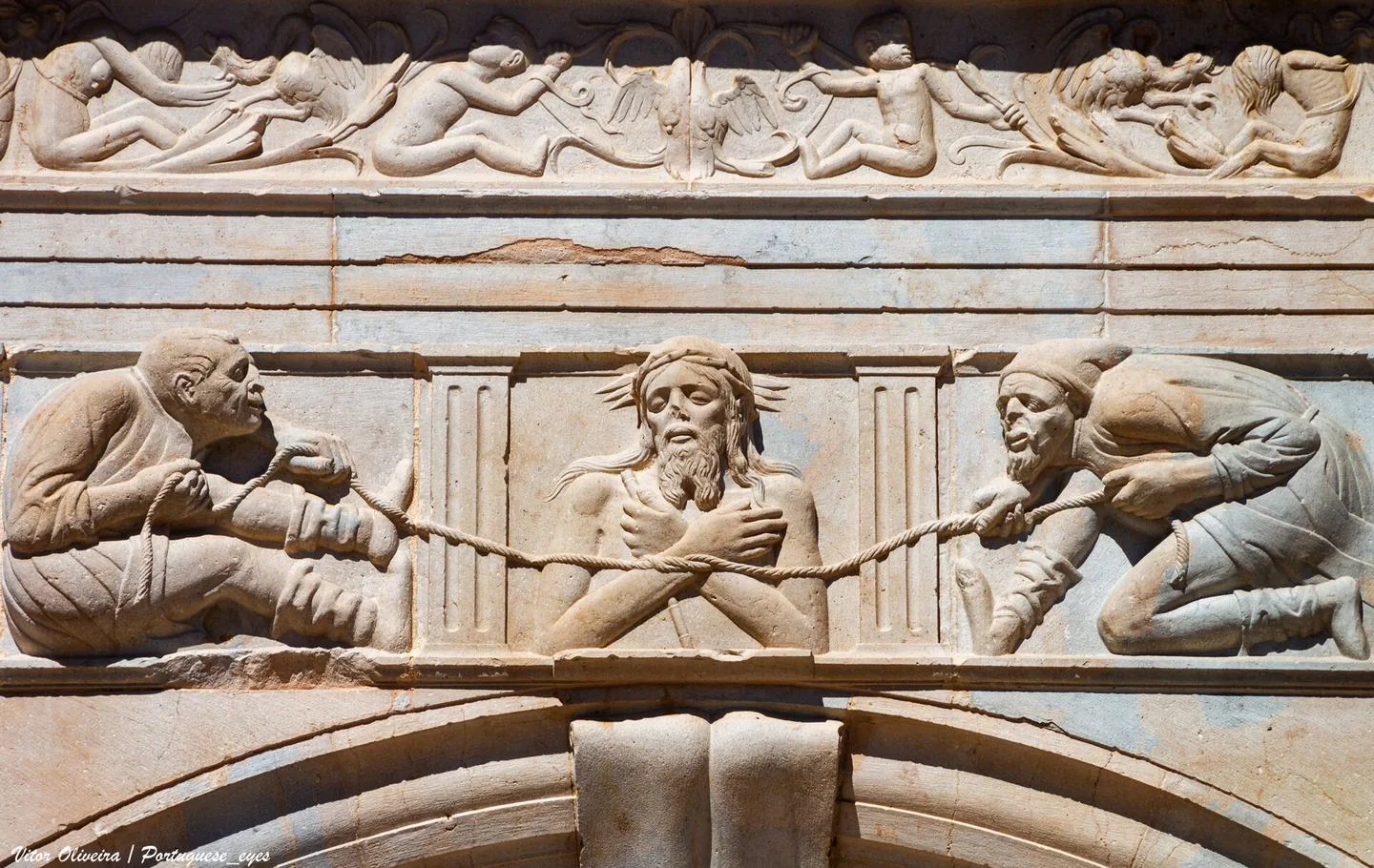 Het rijk bewerkte renaissanceportaal van de Igreja Matriz van Moncarapacho met gebeeldhouwde figuren