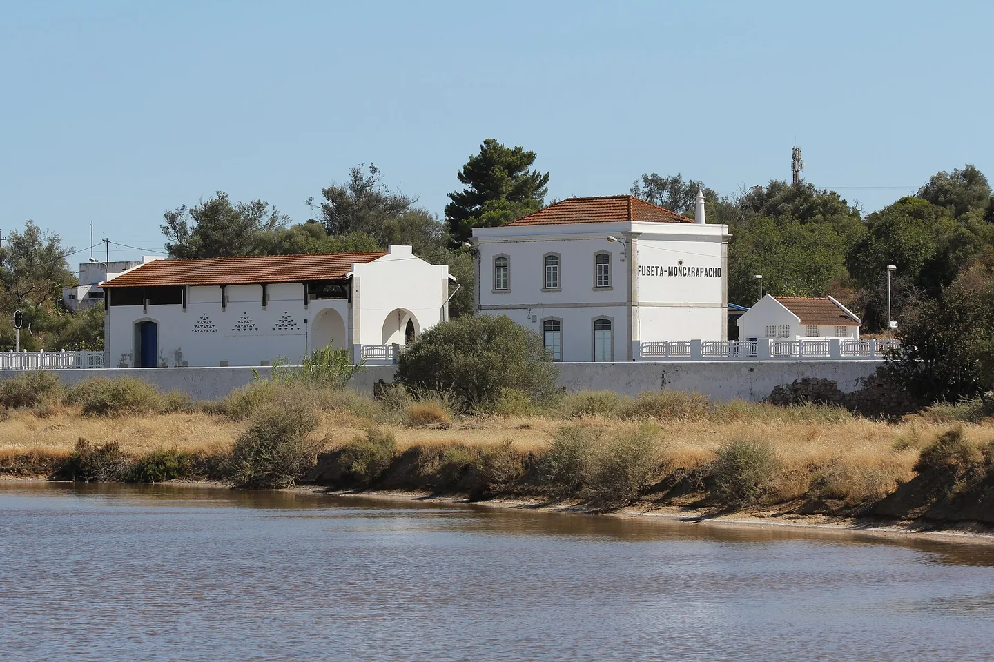 Het kleine station Fuzeta-Moncarapacho aan de Linha do Algarve, met een enkel spoor en droog landschap