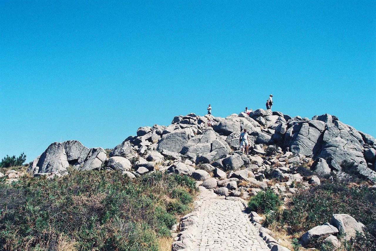 Uitzicht vanaf de Foia in de Serra de Monchique over de heuvels richting de kust