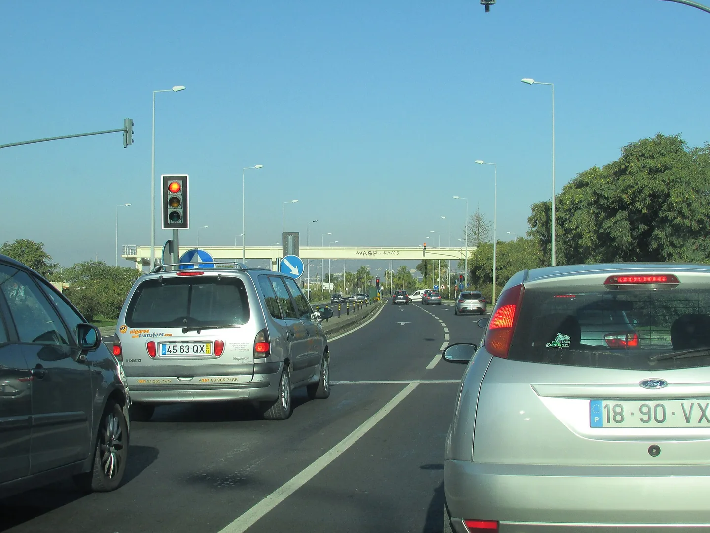 Auto's wachten voor een verkeerslicht op de N125 bij Faro