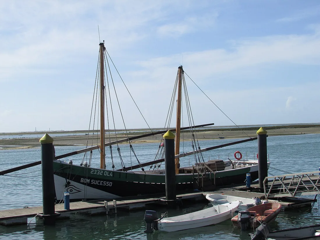 De replica van de kaag Bom Sucesso afgemeerd in de haven van Olhão