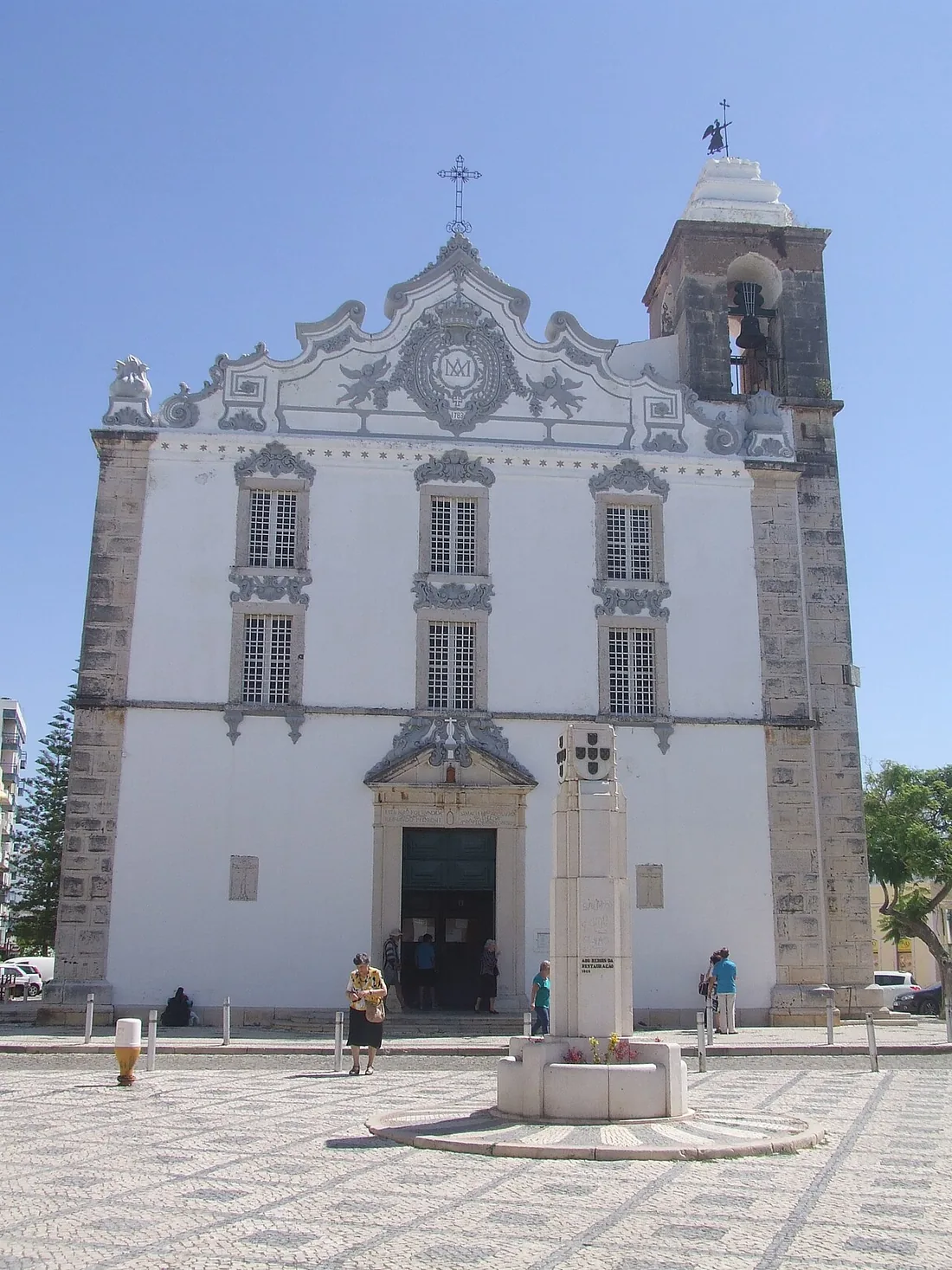De witte gevel van de Igreja de Nossa Senhora do Rosário, de moederkerk van Olhão