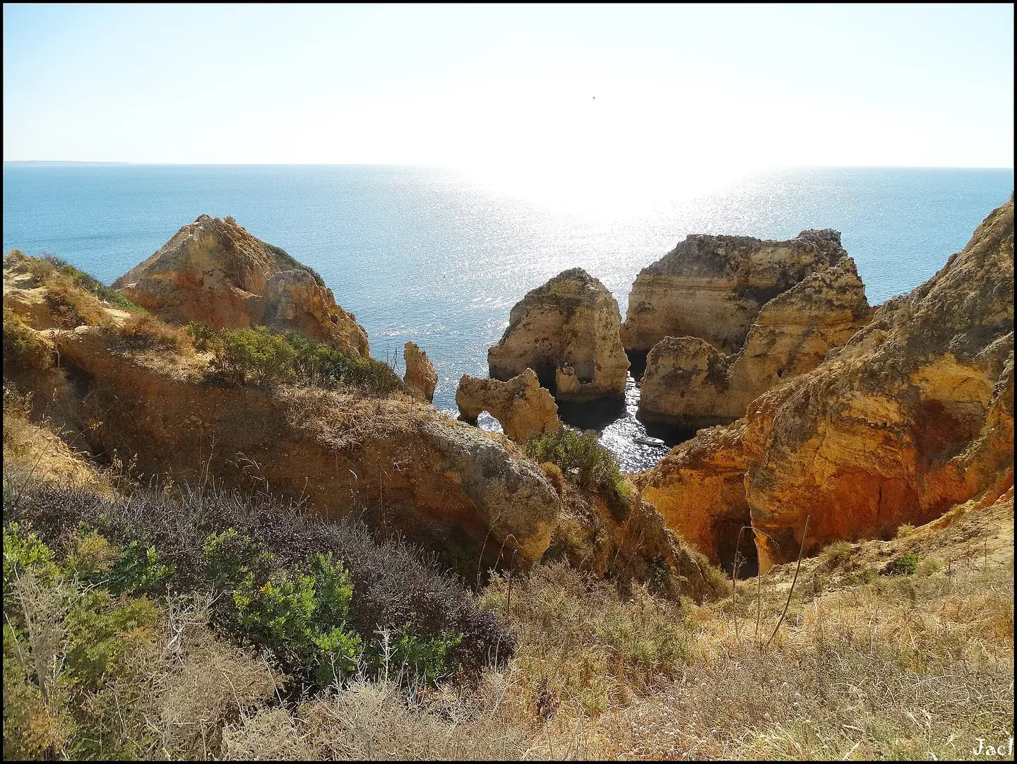 De gouden kalkstenen kliffen en zeepilaren van Ponta da Piedade bij Lagos