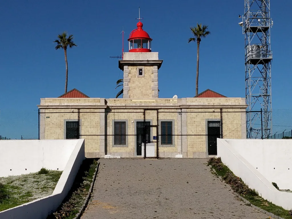De werkende vuurtoren Farol da Ponta da Piedade uit 1913 met palmbomen