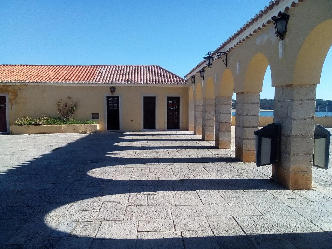 De arcade van de Fortaleza de Santa Catarina in Portimão, met witte bogen langs een geplaveide binnenplaats
