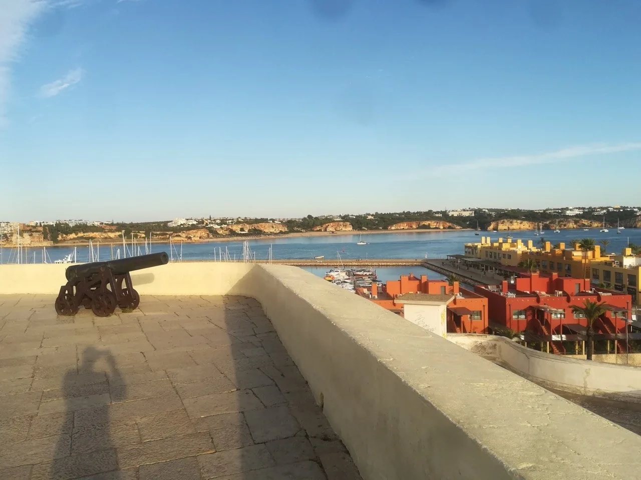 Een oud kanon op de borstwering van het fort van Portimão, met uitzicht over de monding van de Arade