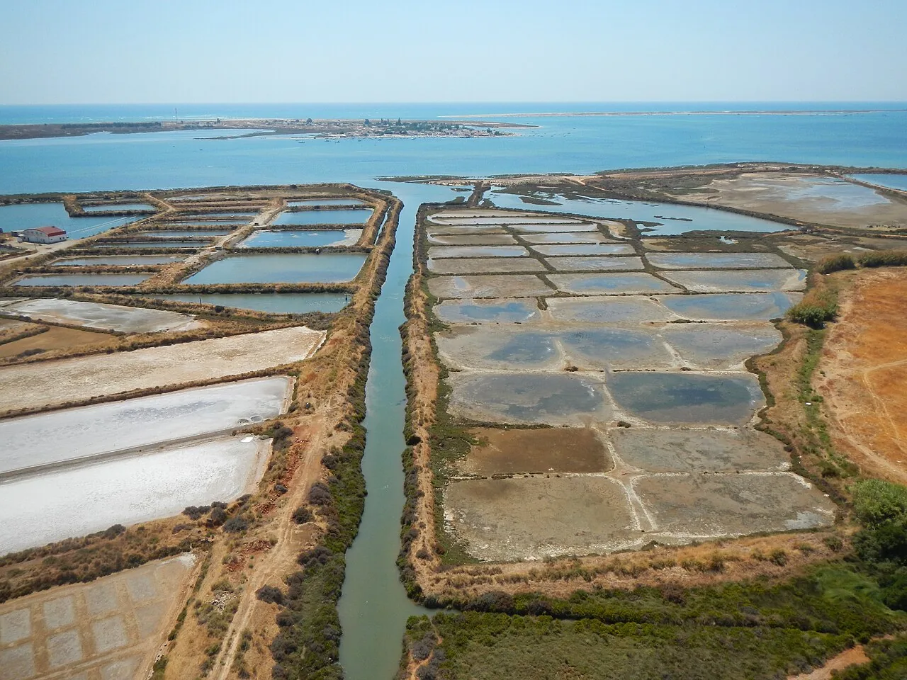 Zoutpannen van de Ria Formosa in een dambordpatroon, met achter de lagune het eiland Armona
