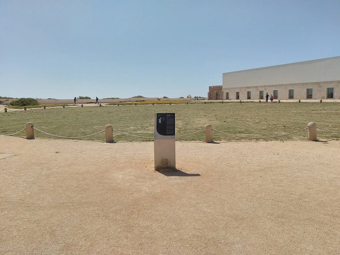 De vestingmuur en het binnenterrein van de Fortaleza de Sagres op de landtong