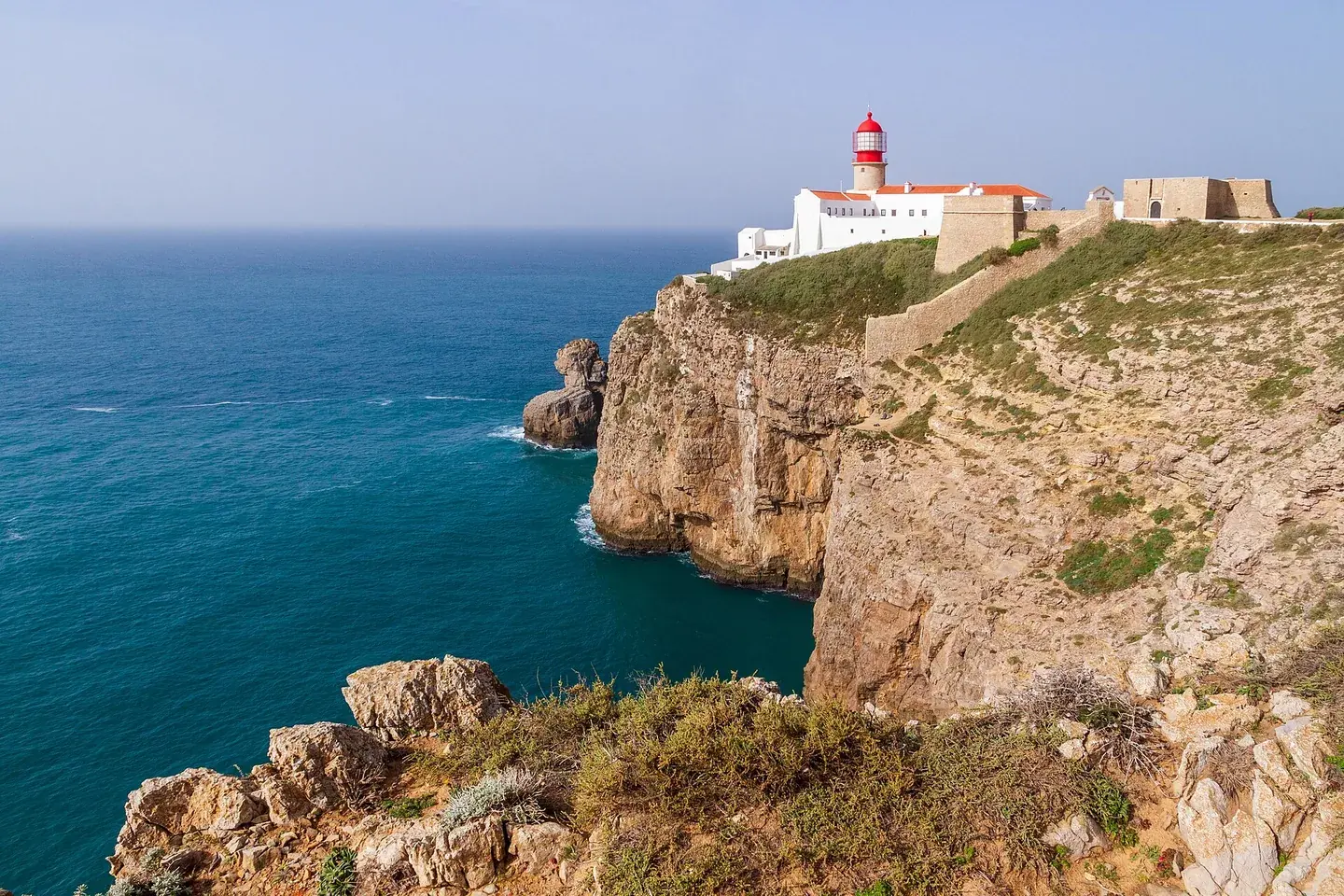 De steile kliffen en de vuurtoren van Cabo de São Vicente bij Sagres