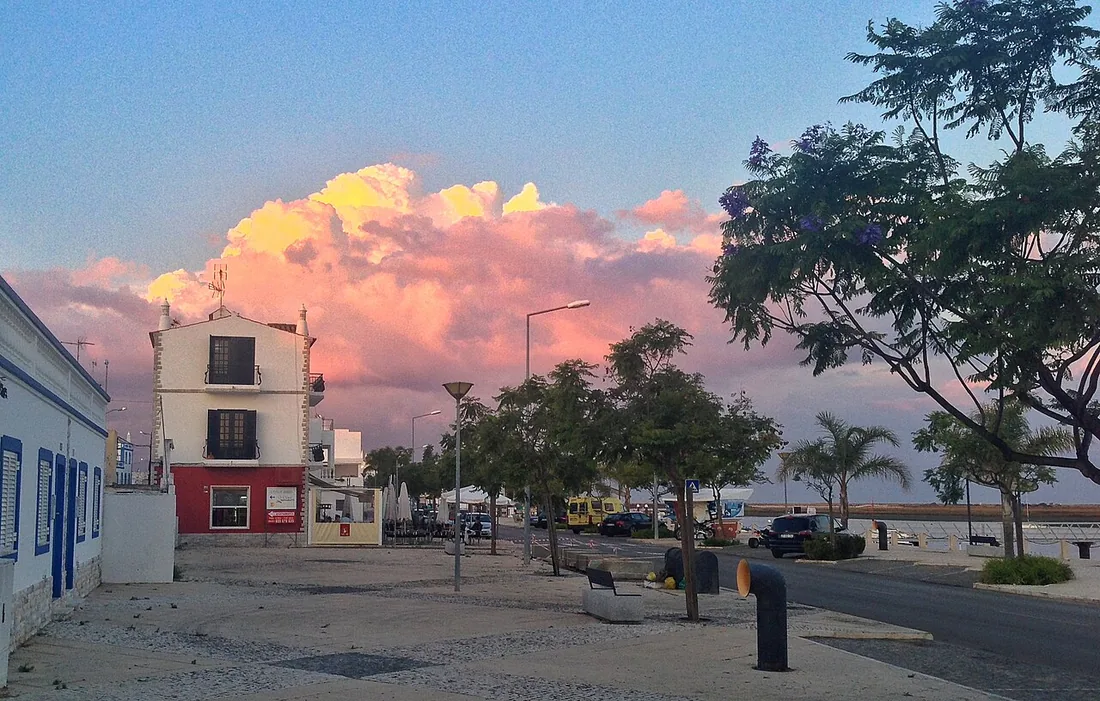 De boulevard Avenida Engenheiro Duarte Pacheco langs het water in Santa Luzia bij zonsondergang