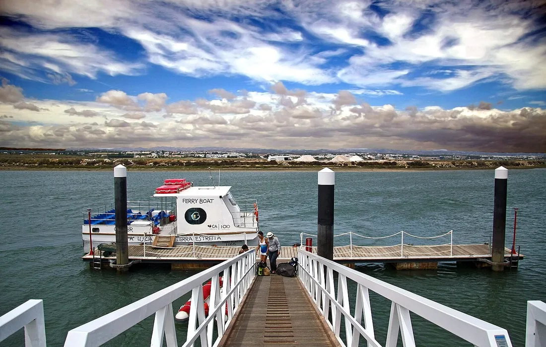 De bootovertocht vanaf Santa Luzia naar Praia da Terra Estreita over de Ria Formosa