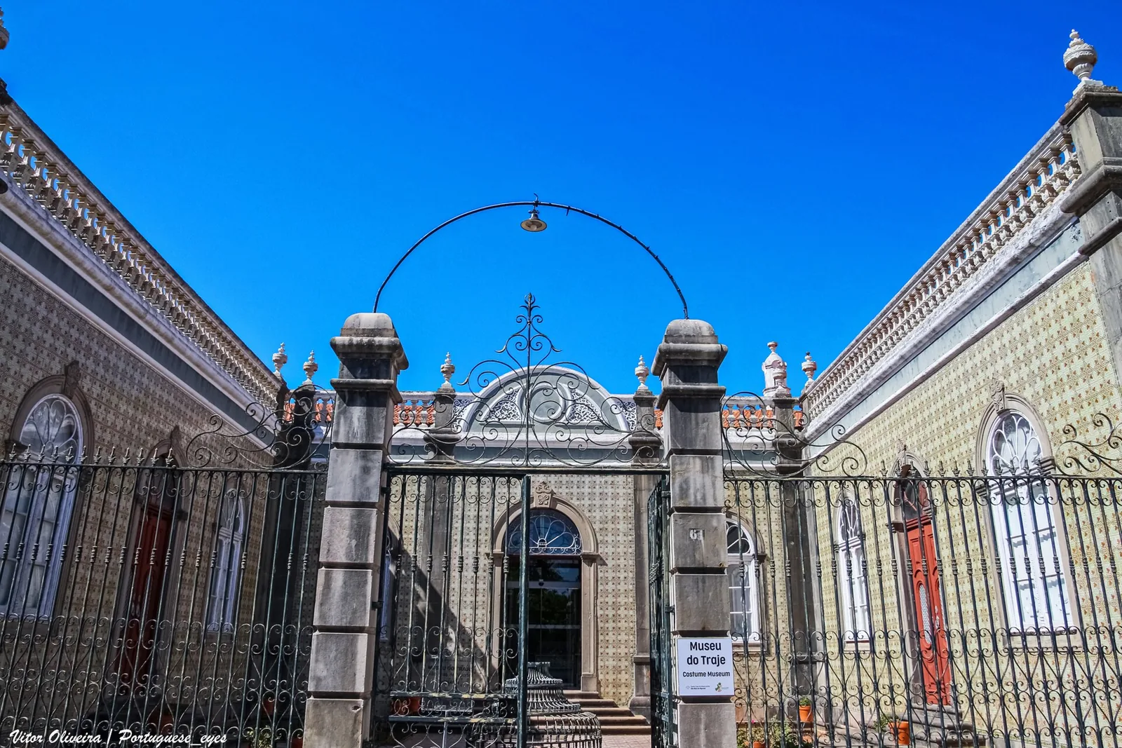 Het smeedijzeren toegangshek en de met azulejos betegelde gevel van het Museu do Traje in São Brás de Alportel