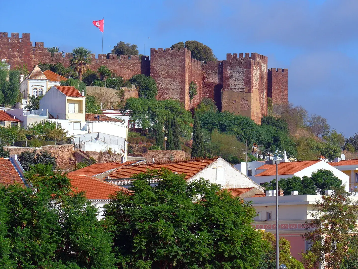 Het rode zandstenen Moorse kasteel van Silves boven de oude stad