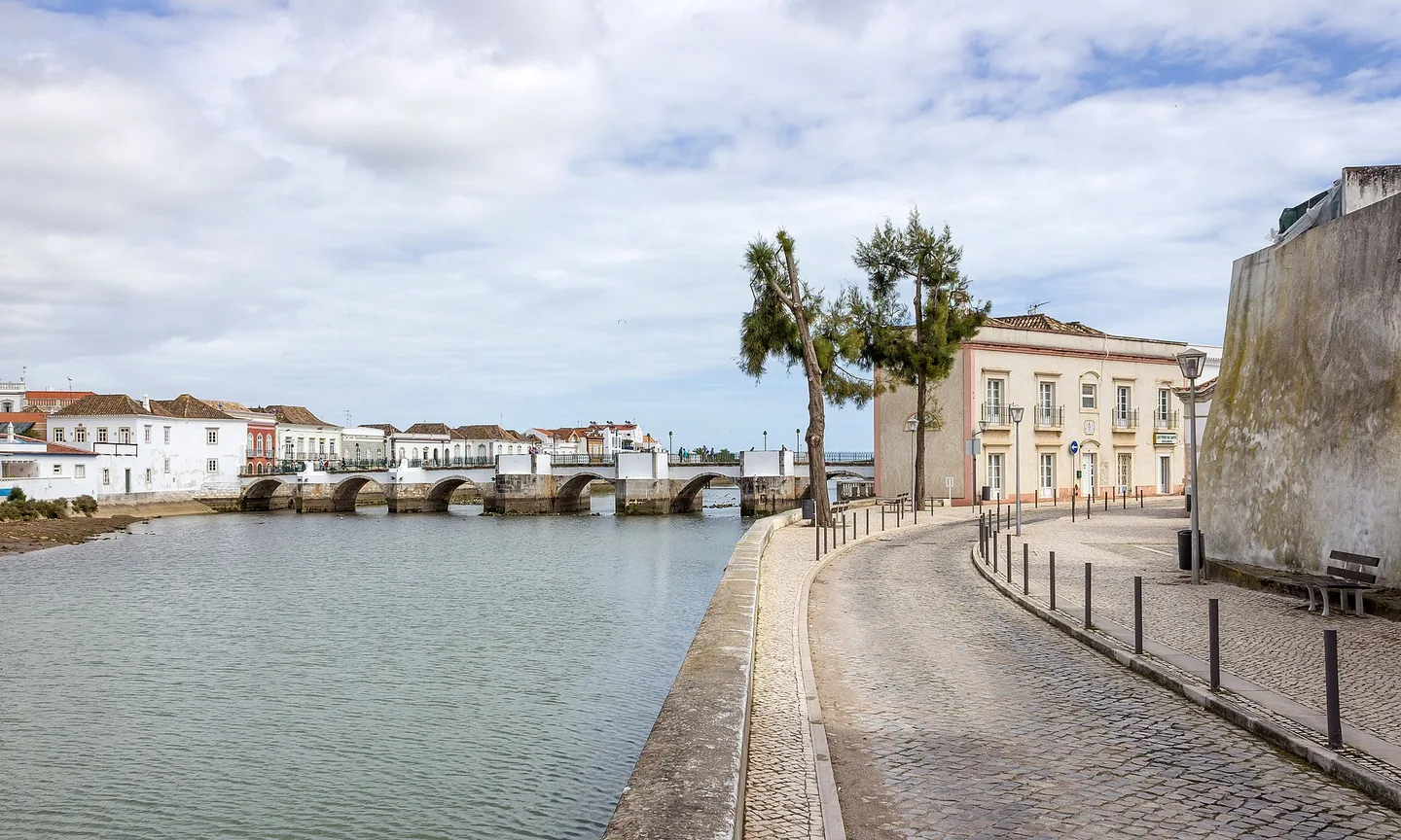 De oude brug met zeven bogen over de rivier de Gilão in Tavira