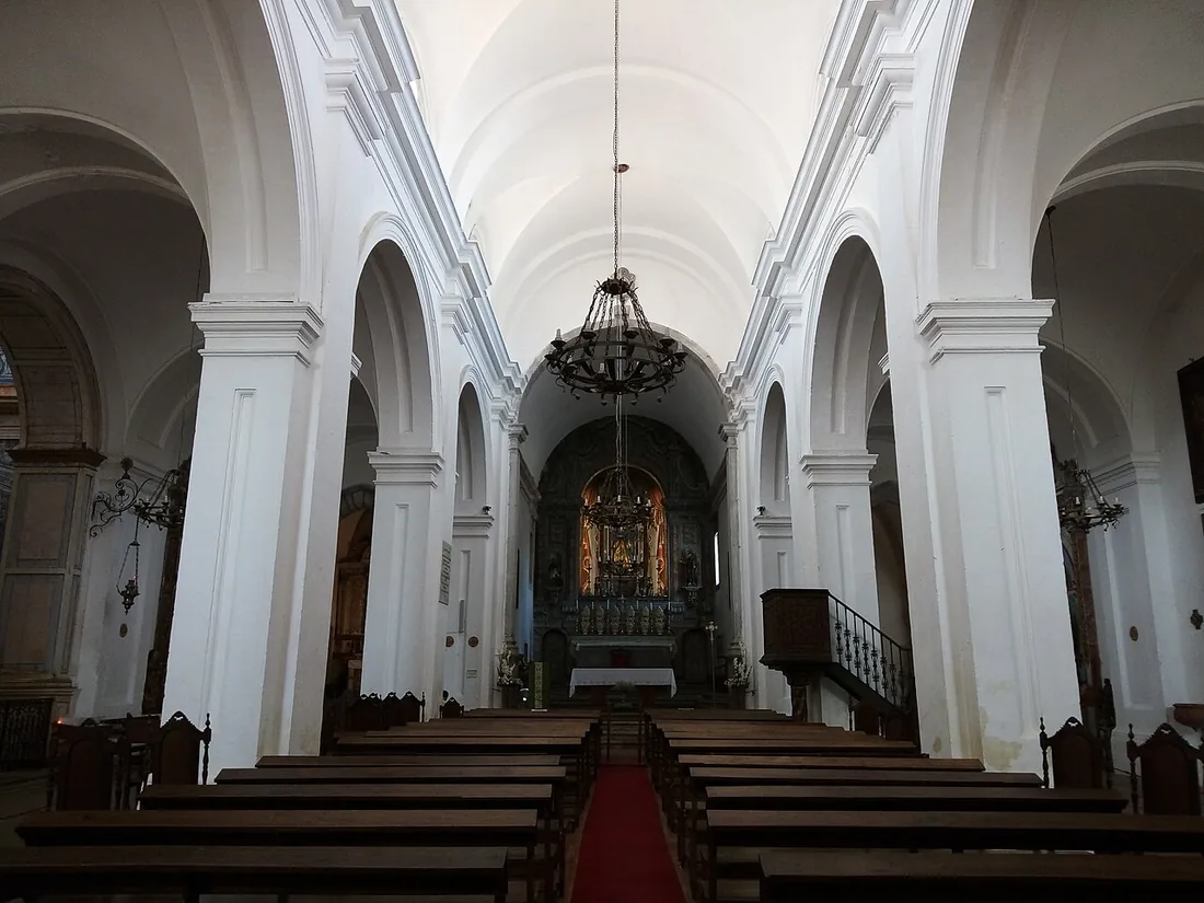 Het witte, met bogen overwelfde interieur van de Igreja de Santa Maria do Castelo in Tavira
