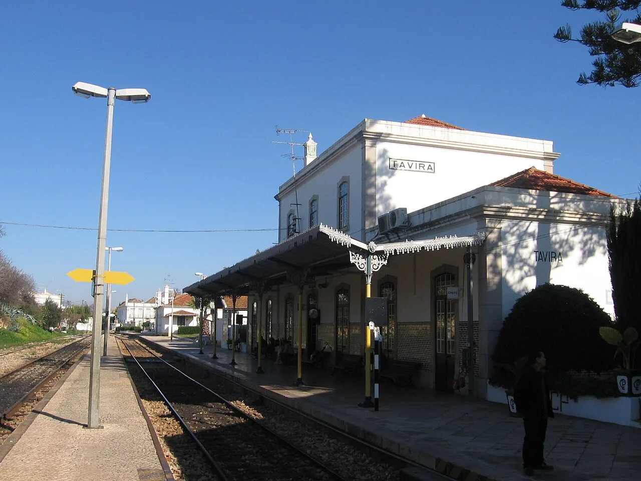 Het lage stationsgebouw van Tavira