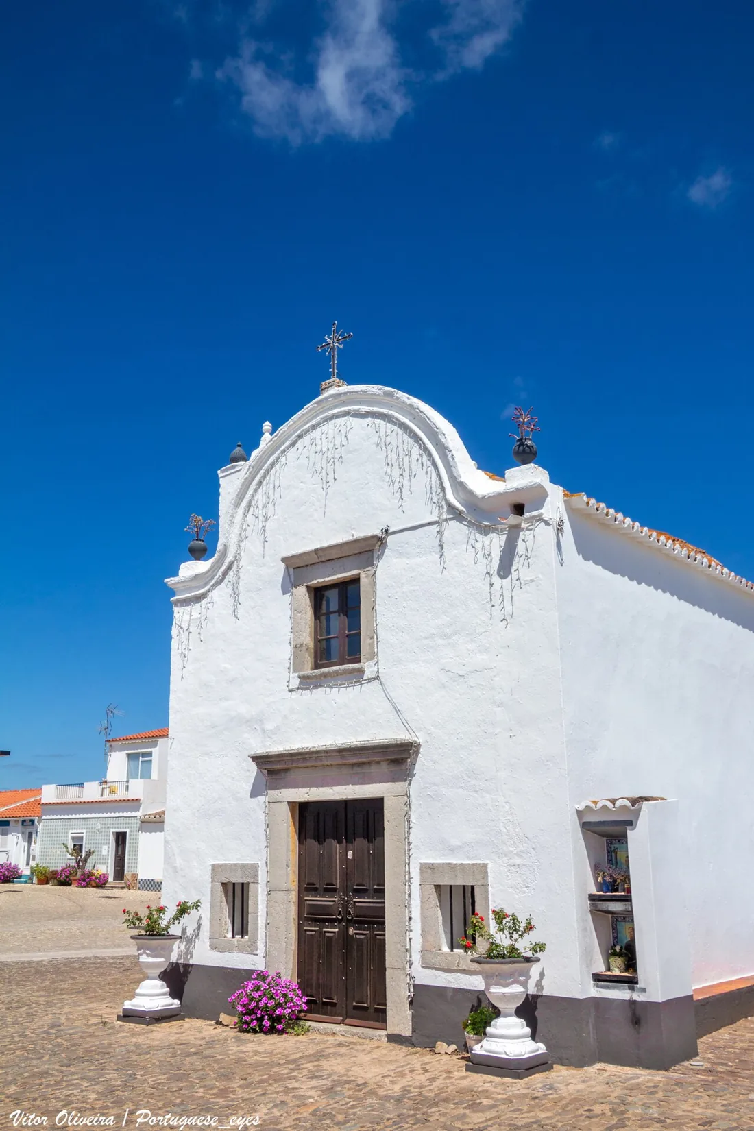 De witte Capela de Santa Rita met barokke gevel bij Vila Nova de Cacela
