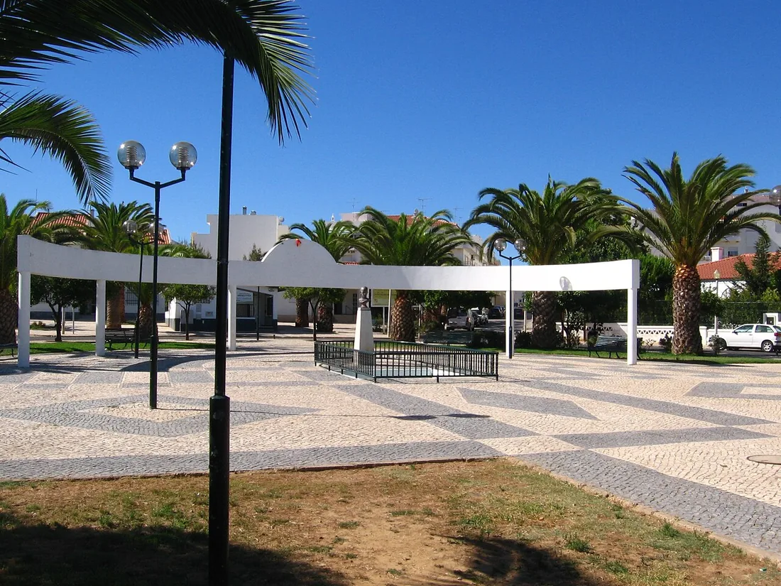 De Jardim Manuel Cabanas in Vila Nova de Cacela met traditionele Portugese calçada en palmbomen